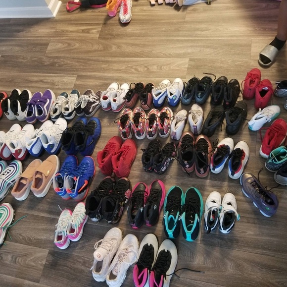 Kids and women's tennis shoes - Picture 1 of 2